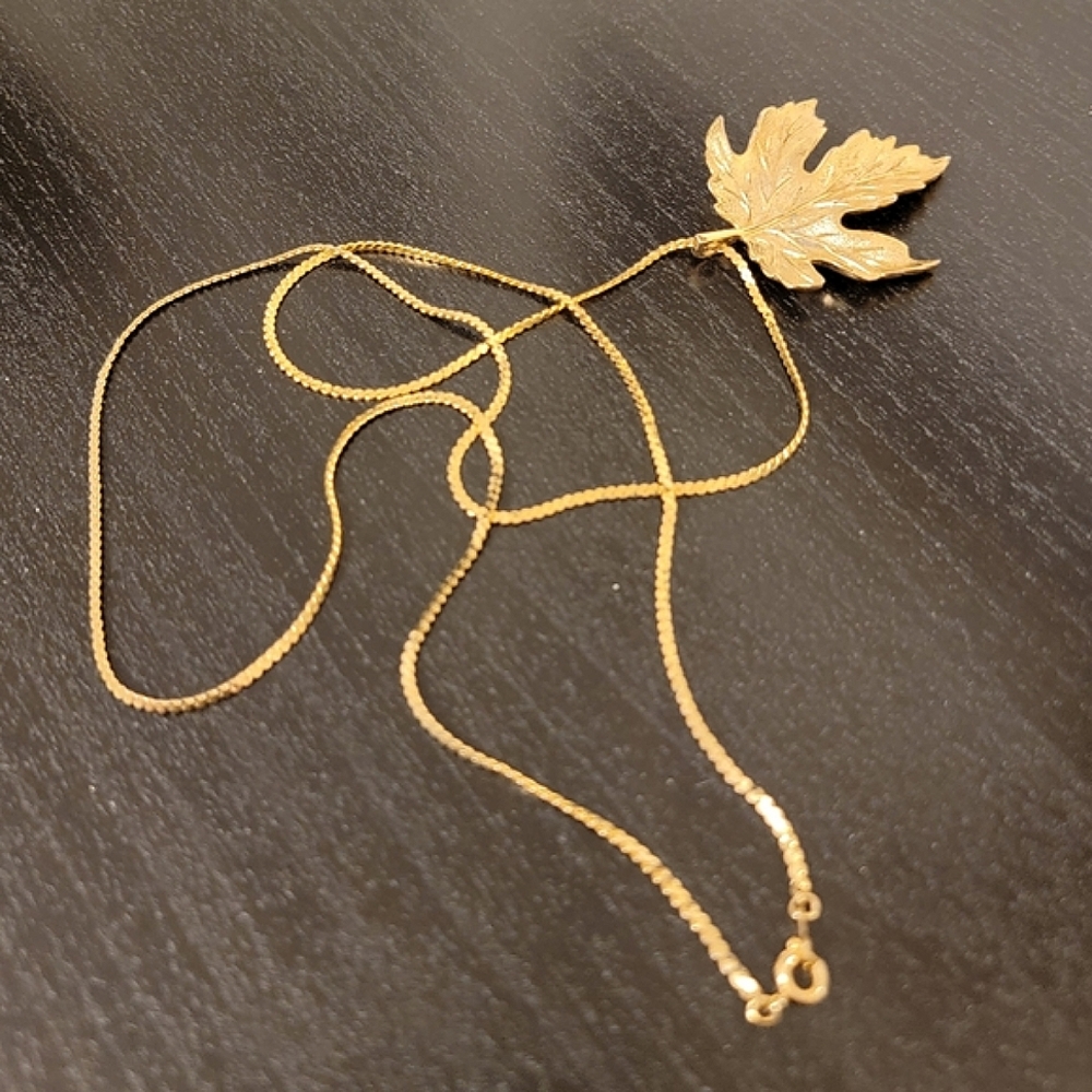 🔴 VINTAGE Unsigned Gold Tone Maple Leaf Pendant Chain Necklace